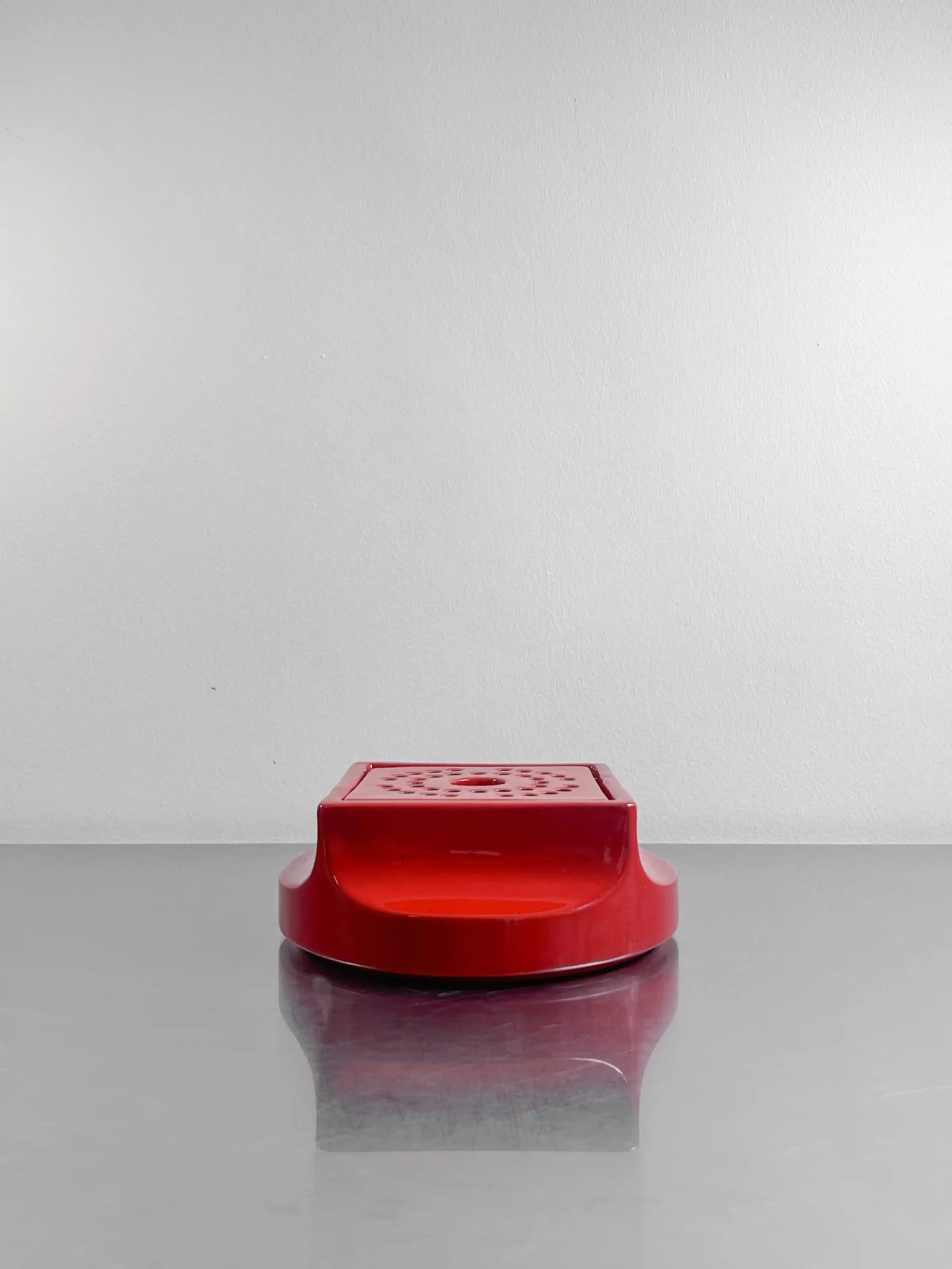 posacenere Gabbianelli progettato dallo studio OPI e realizzato negli anni '60, con struttura e coperchio in ceramica smaltata di un vibrante rosso. 60s ashtray