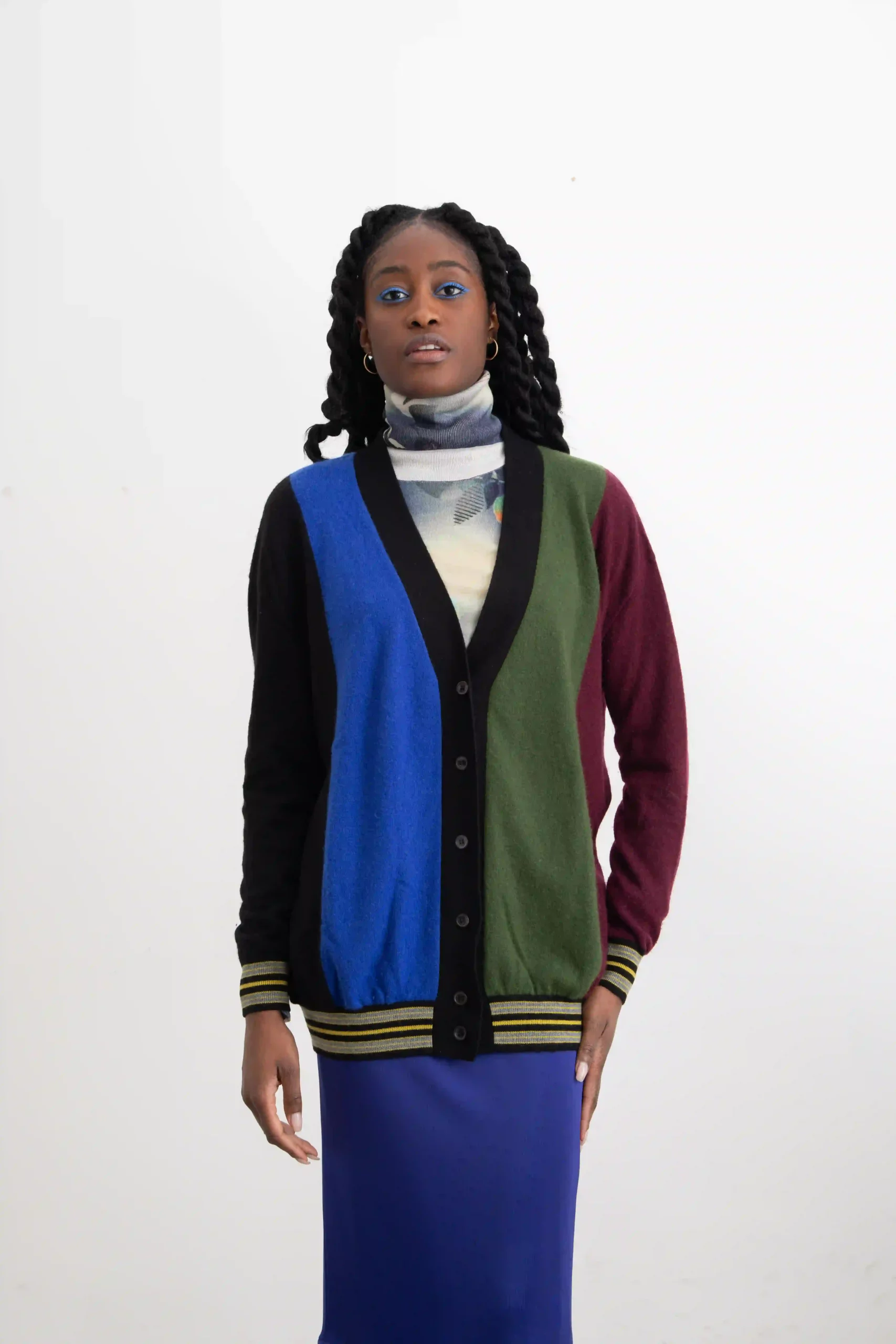 Cardigan Marni multicolore, a bande, nera, blu, verde, bordeaux. In 75% cachemire e 25% lana vergine, morbidissimo. Con polsini e fondo a righe gialle grigie.
