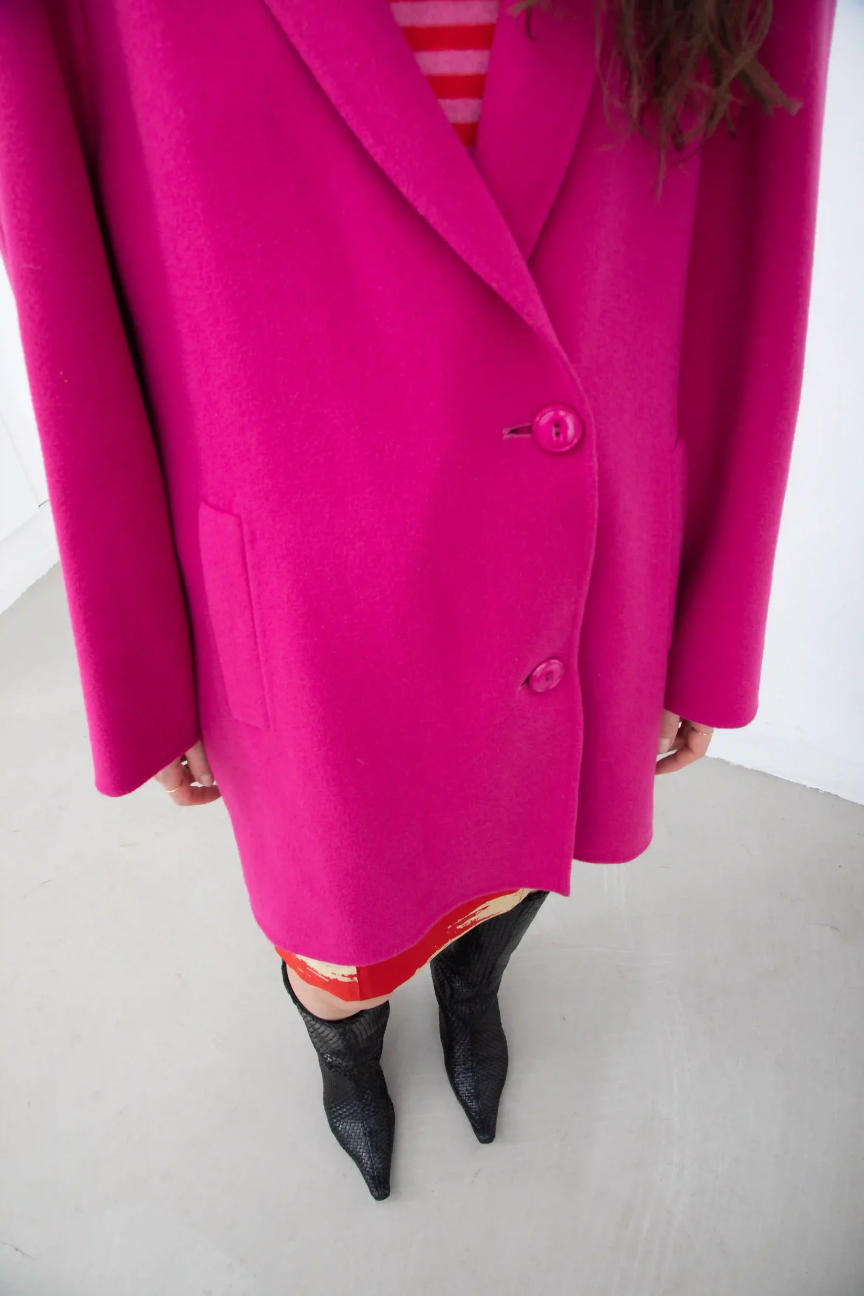 Tailored coat in magenta wool cloth. With shawl neckline, unlined. Raglan sleeve, large welt pockets, epaulettes, and cut on center back.