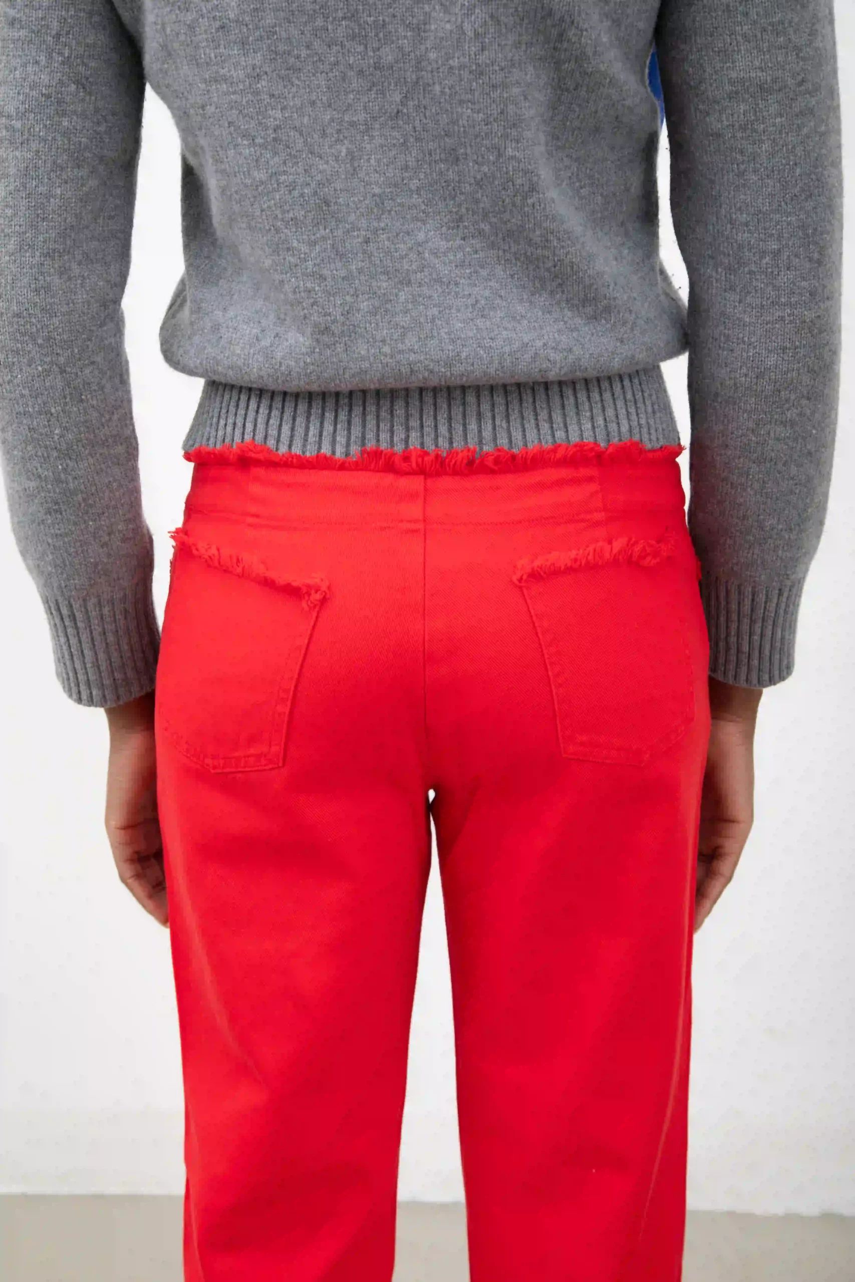 Pantalone Stefanel in drill di 100% cotone, rosso, con bordi e vita sfrangiati. Ricamo in stile anni ’70 sulla gamba destra (indossata), motivo a fiori e paisley.